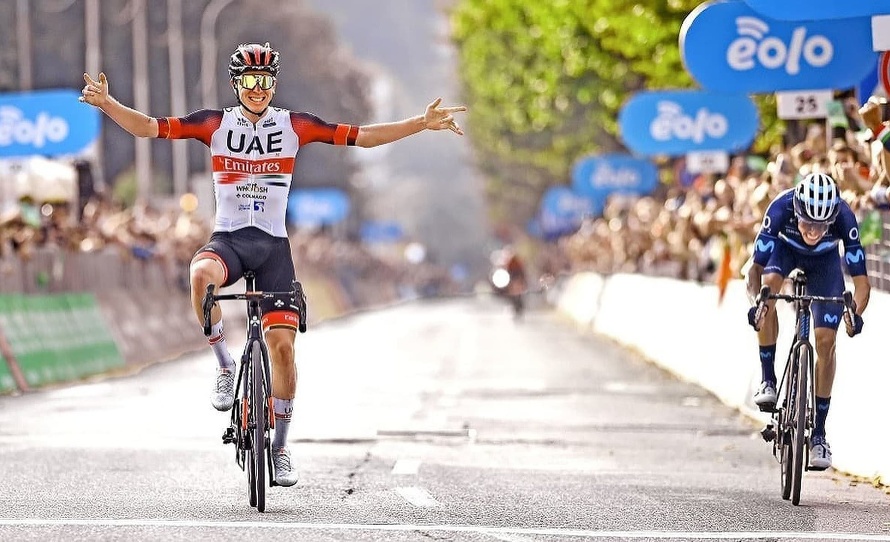 Skvelý záver sezóny. Slovinský cyklista Tadej Pogačar (UAE Team Emirates) obhájil minuloročné víťazstvo na poslednom monumente roka - ...