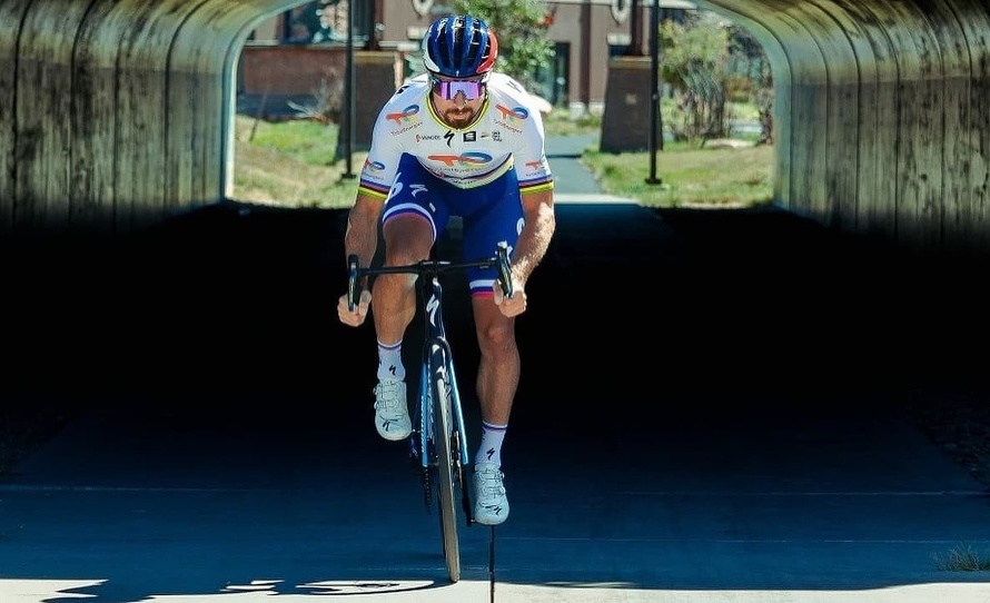 Belgický cyklista Remco Evenepoel suverénne triumfoval v nedeľňajších pretekoch s hromadným štartom na MS v austrálskom Wollongongu. ...