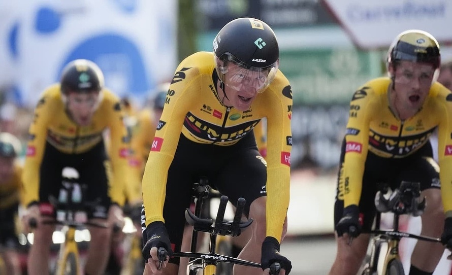 Cyklisti tímu Jumbo-Visma triumfovali v 1. etape pretekov La Vuelta a Espaňa 2022, ktorou bola časovka družstiev na 23,3 km v meste Utrecht. ...