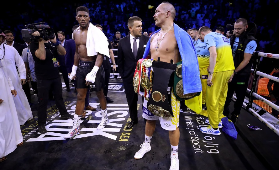 Ukrajinský boxer Oleksandr Usyk (35) obhájil tituly profesionálnych organizácií WBA, IBF a WBO v superťažkej hmotnostnej kategórii. 