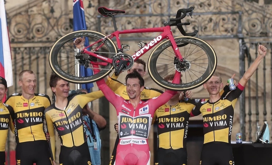 Olympijský víťaz Primož Roglič (31) vyhral tretíkrát za sebou cyklistické preteky Vuelta a Espaňa. 