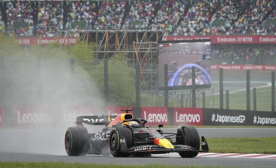 Holandský pretekár Max Verstappen (25) z tímu Red Bull sa stal víťazom sobotňajšej kvalifikácie na Veľkú cenu Japonska F1.