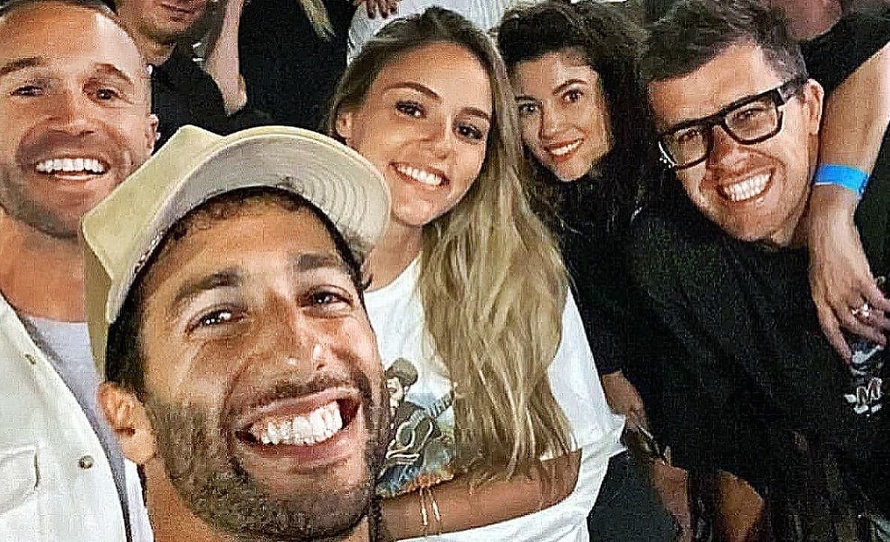 Vôbec sa mu nedarí, na ďalšiu sezónu ešte nemá tím, no aj tak sa austrálsky pilot F1 Daniel Ricciardo (33) neustále usmieva. Oči mu žiaria ...