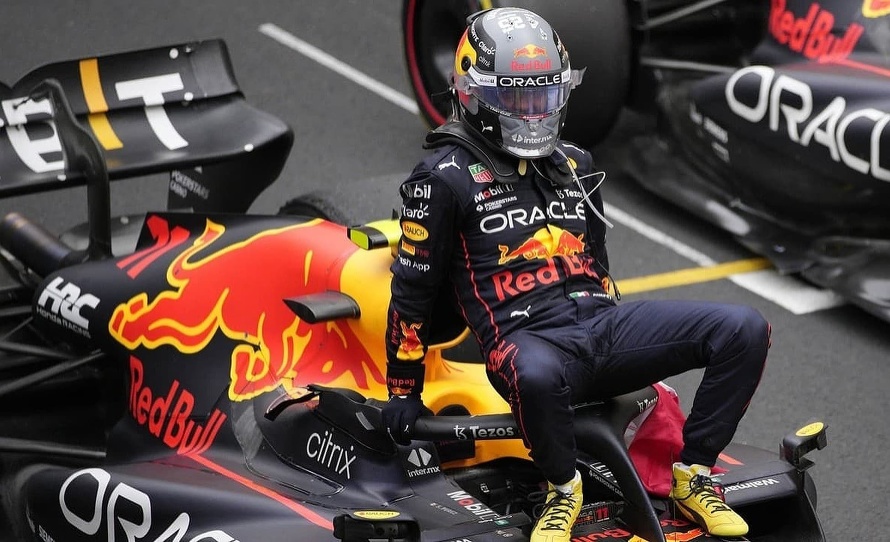 Mexický pretekár Sergio Perez vyhral nedeľnú VC Singapuru seriálu F1. Pilot Red Bullu sa najlepšie vyrovnal s premenlivými podmienkami ...