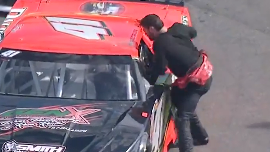 Preteky NASCAR v americkej Virgínii vyvrcholili šokujúcim fyzickým útokom Andrewa Gradyho na Daveyho Callihana.