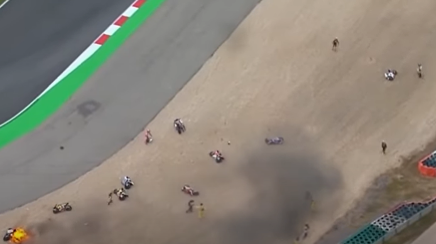 K desivo vyzerajúcej nehode došlo počas nedeľnajších pretekov kategórie Moto2 na okruhu v portugalskom Algarve. V druhej zákrute spadlo ...