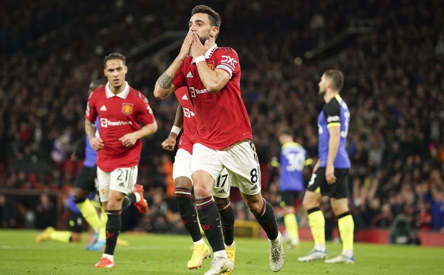 Futbalisti Manchestru United triumfovali v stredajšom šlágri 12. kola najvyššej anglickej súťaže nad Tottenhamom Hotspur 2:0. 