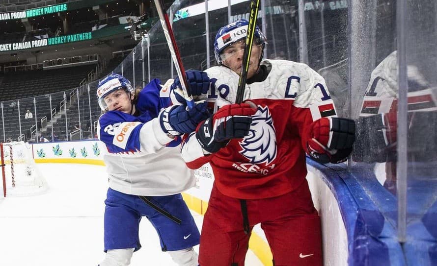 Slovenskí hokejisti do 20 rokov prehrali v utorňajšom prvom zápase na MS v kanadskom Edmontone. Česku podľahli 4:5, rozhodujúci gól z ...