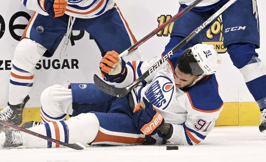 Hokejový útočník Edmontonu Evander Kane (31) utrpel v nočnom zápase NHL v Tampe (3:2) vážnu reznú ranu na zápästí a museli ho previezť ...