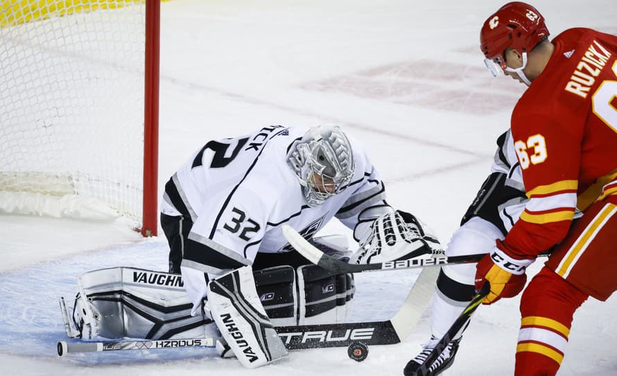 Slovenský hokejista Adam Ružička (23) z Calgary Flames strelil v noci na utorok svoj druhý gól v prebiehajúcej sezóne.