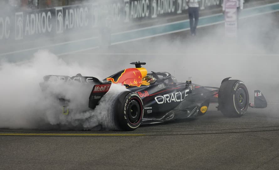 Holandský pretekár Max Verstappen dominantným spôsobom obhájil majstrovský titul v F1, keď v sezóne 2022 zvíťazil v 15 z 22 pretekov.