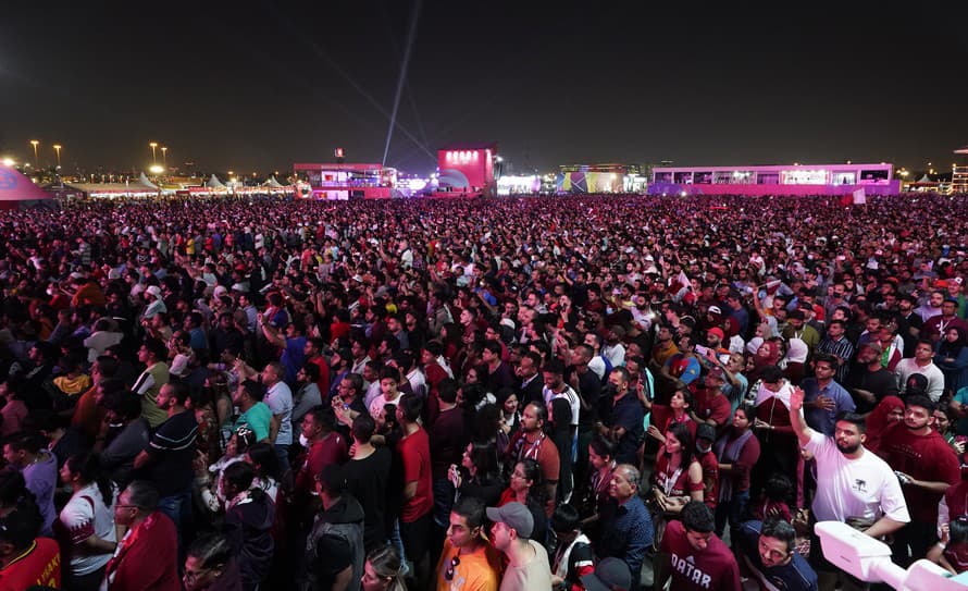 V okolí fanúšikovskej zóny v centre Dauhy vypukol v úvodný deň majstrovstiev sveta chaos. Desaťtisíce futbalových nadšencov sa tlačili ...