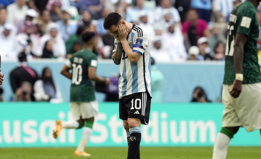 Argentínska futbalová reprezentácia nepotvrdila úlohu favorita vo svojom úvodnom zápase C-skupiny na majstrovstvách sveta v Katare, výberu ...