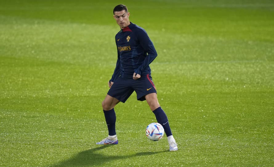 Portugalský útočník Cristiano Ronaldo (37) rozhodne po konci v Manchesteri United neplače do vankúša! Dostal už aj prvú bombastickú ponuku ...