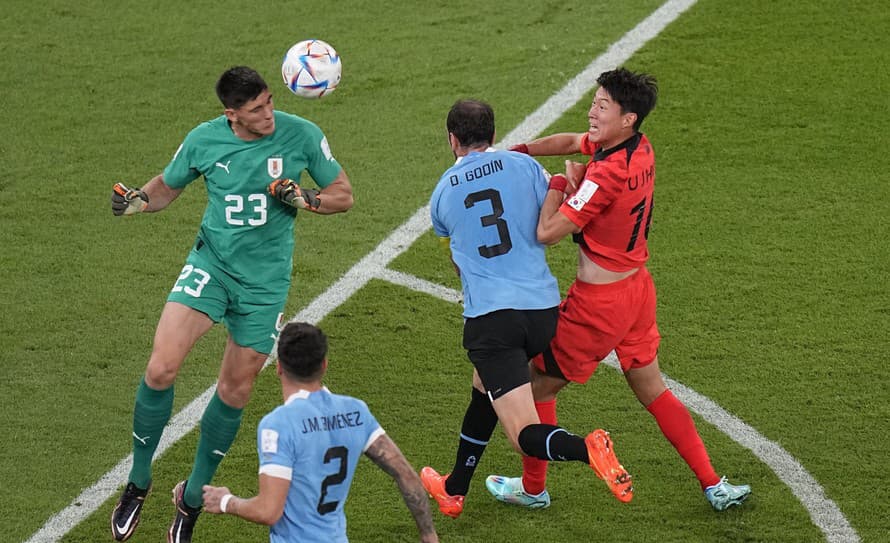 Futbalisti Uruguaja remizovali v úvodnom zápase H-skupiny na MS v Katare s Kórejskou republikou 0:0. Oba tímy vystrelili v zápase spolu ...