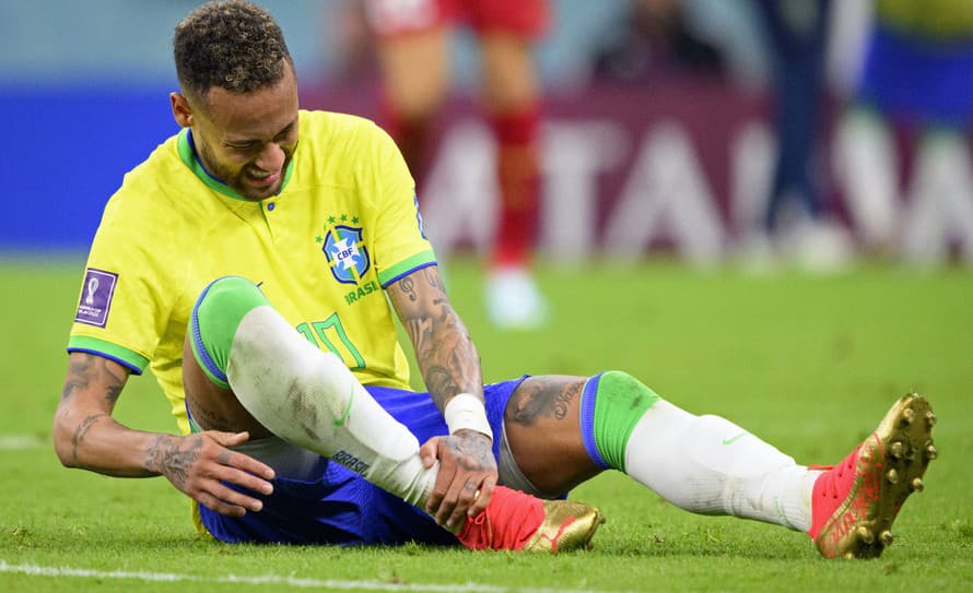 Dohral? Brazílsky futbalista Neymar (30) si vo štvrtkovom stretnutí na MS v Katare proti Srbsku (2:0) podvrtol členok. Jeho zdravotný ...