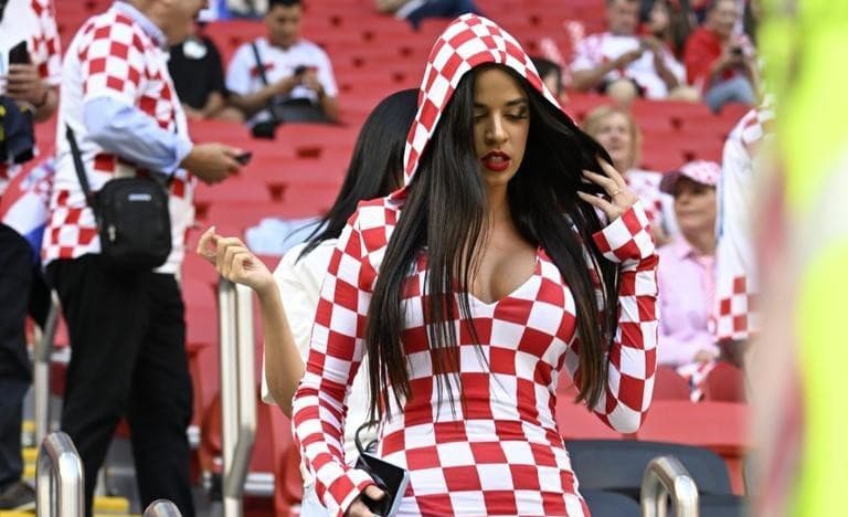 Aj ona si počíta účasti! Už na treťom svetovom šampionáte púta pozornosť riadne sexi fanúšička futbalistov Chorvátska Ivana Knollová ...