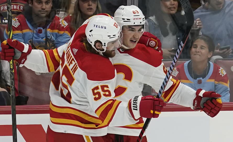 Slovenský hokejový útočník Adam Ružička strelil v zámorskej NHL svoj piaty gól v sezóne. Calgary však prehralo na ľade Caroliny 2:3.