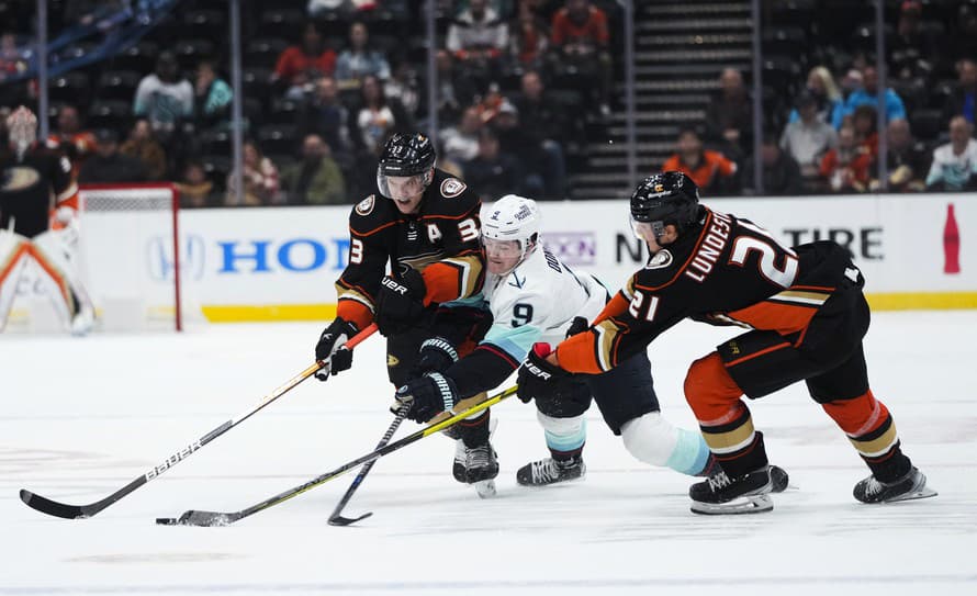 Hokejisti Anaheimu v zostave bez slovenského útočníka Pavla Regendu (22) prehrali v noci na pondelok v zámorskej NHL so Seattlom 4:5.