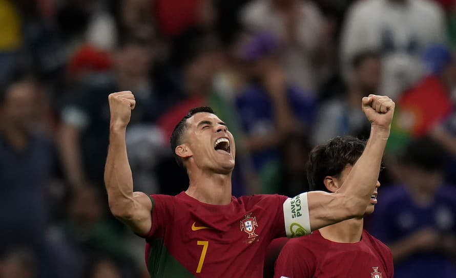 Stiahol na seba všetku pozornosť! Vyskočil, zavesil sa vo vzduchu, napol biceps. Portugalský futbalista Cristiano Ronaldo (37) oslavoval ...
