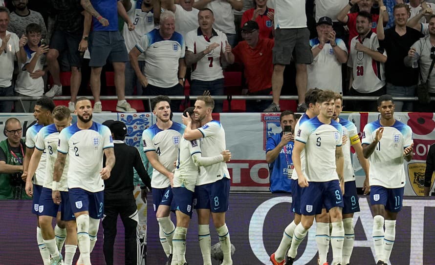 Futbalisti Anglicka zdolali v utorňajšom derby B-skupiny MS v Katare Wales 3:0 a potvrdili postup z prvého miesta do osemfinále. V ňom ...