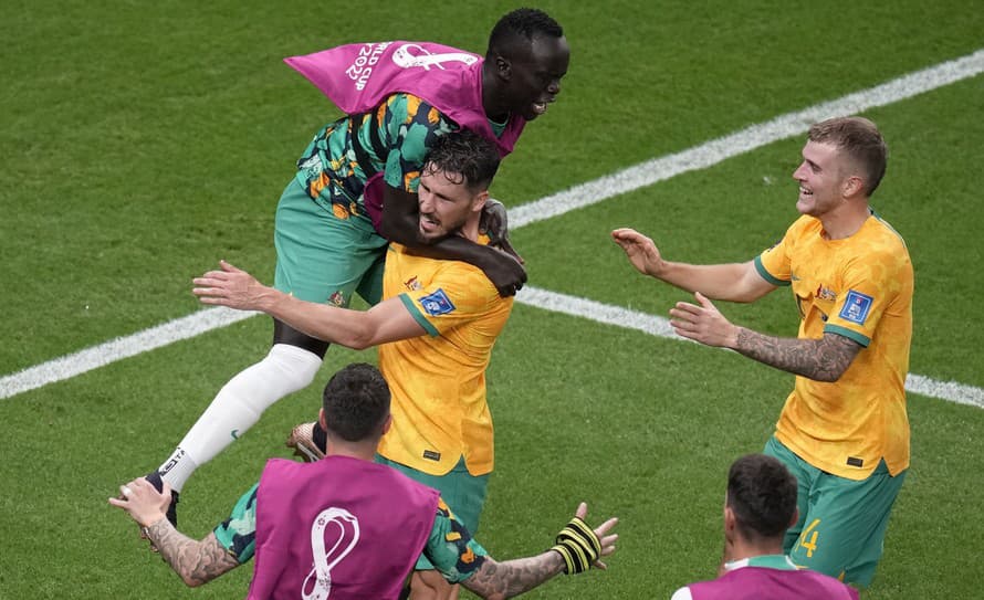 Futbalisti Austrálie zdolali v stredajšom zápase D-skupiny na MS v Katare Dánsko 1:0 a zabezpečili si postup medzi šestnásť najlepších ...