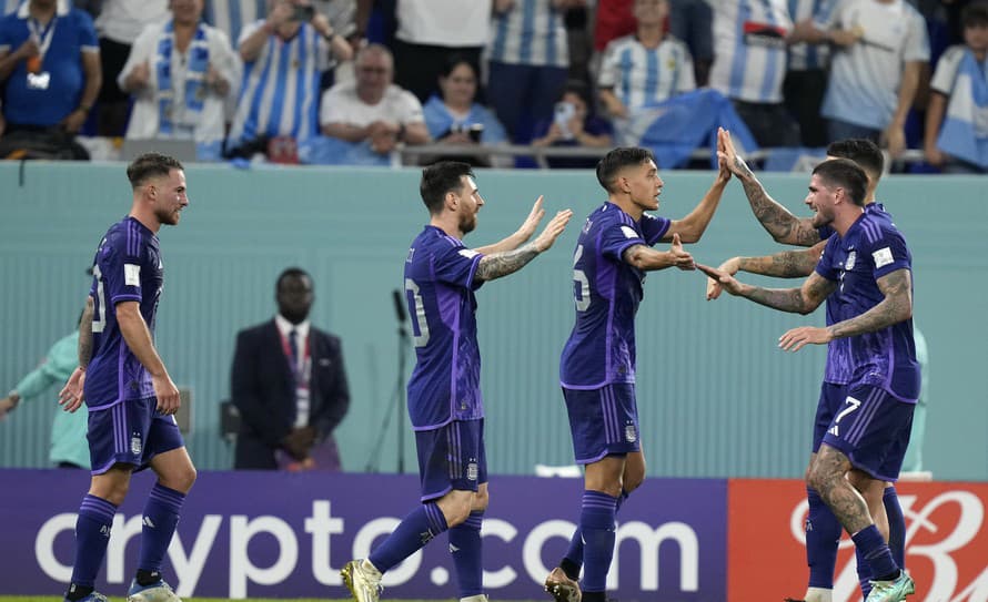 Argentínski futbalisti zvíťazili v stredajšom zápase C-skupiny na MS 2022 v Katare nad Poľskom 2:0 a do osemfinále postúpili z prvého ...