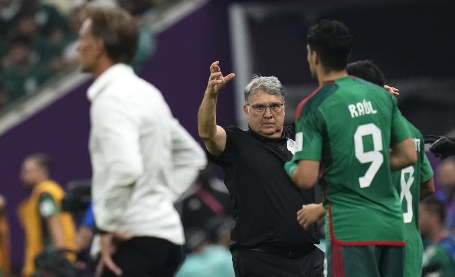 Futbalisti Mexika dominovali v priebehu celého stretnutia C-skupiny MS v Katare proti Saudskej Arábii a zvíťazili 2:1.