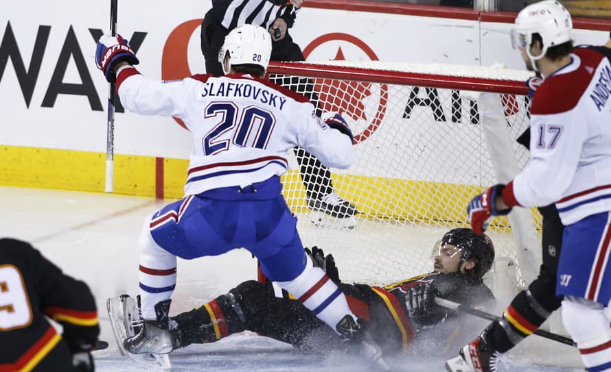 Slovenský hokejista Juraj Slafkovský (18) prispel v noci na piatok v NHL gólom k triumfu Montrealu na ľade Calgary 2:1. Už po trinástich ...