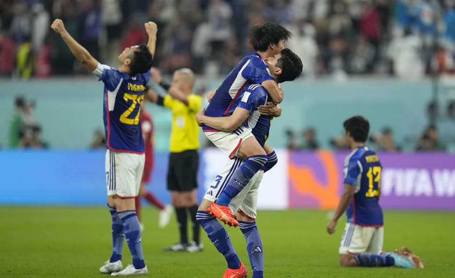 Japonskí futbalisti senzačne vyhrali nad Španielskom 2:1 a postúpili do osemfinále MS 2022. Stopku na šampionáte vystavili Nemcom. Búrlivé ...