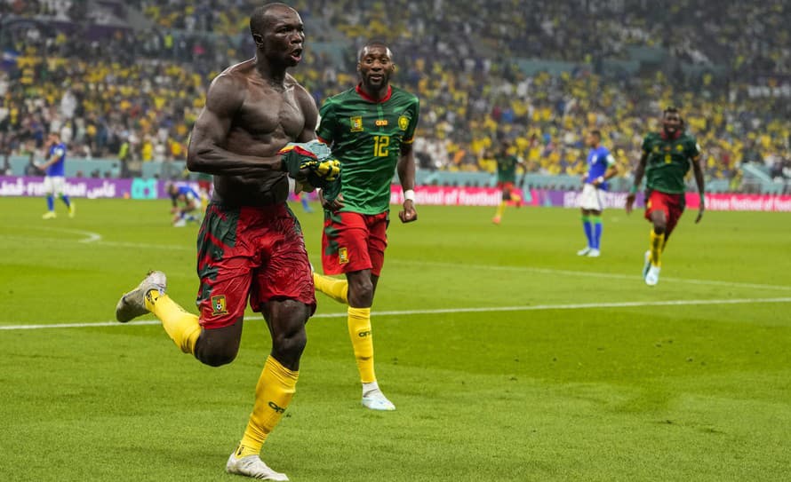 Futbalisti Brazílie nepotvrdili v záverečnom zápase G-skupiny na MS v Katare s Kamerunom rolu favorita a prekvapujúco prehrali 0:1. 