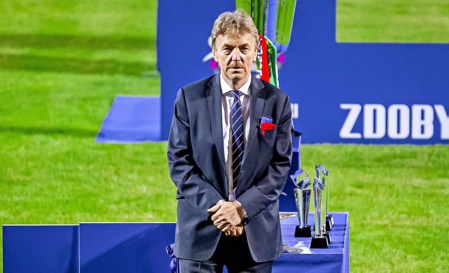 Nedal si servítku pred ústa! Bývalý poľský futbalový reprezentant a súčasný viceprezident Európskej futbalovej únie (UEFA) Zbigniew Boniek ...