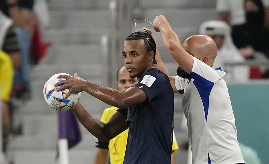 Obrancovi francúzskej futbalovej reprezentácie Julesovi Koundému (24) museli v nedeľňajšom osemfinále majstrovstiev sveta v Katare proti ...