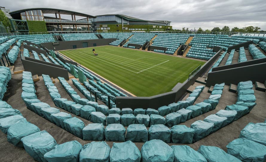 Usporiadatelia Wimbledonu dostali pokutu 820-tisíc libier (asi 950-tisíc eur). Vedenie mužského okruhu ATP podľa agentúry Reuters potrestalo ...