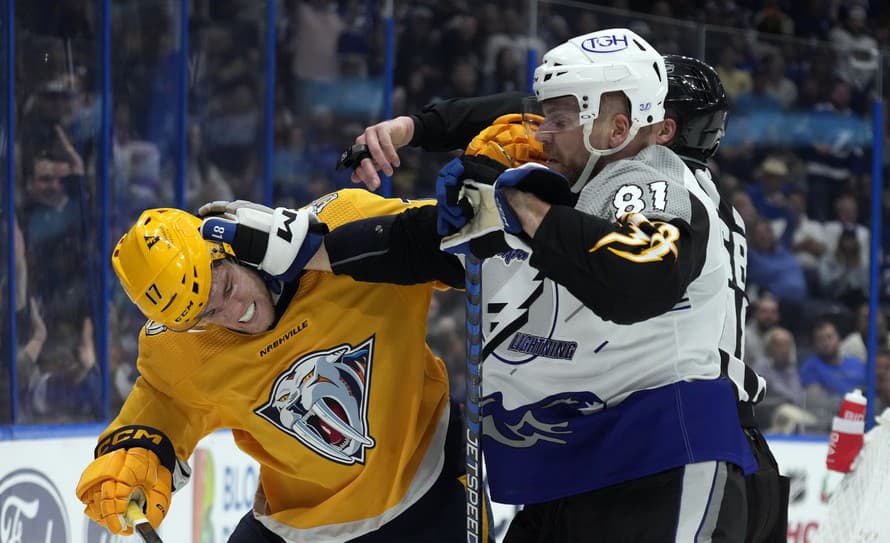 Slovenský obranca Erik Černák (25) sa jednou asistenciou podieľal na víťazstve hokejistov Tampy Bay v zámorskej NHL nad Nashvillom 5:2.