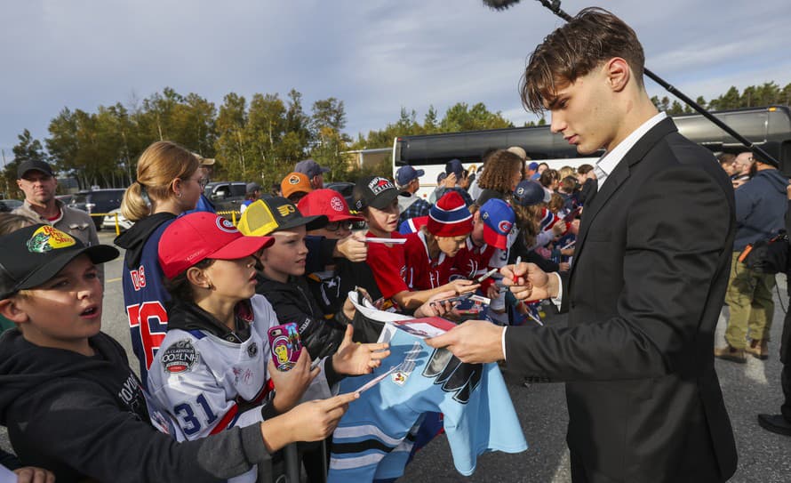 Slovenský hokejový útočník Juraj Slafkovský (18) ukázal, že má veľké srdce! So spoluhráčmi z tímu Canadiens vyčaroval úsmevy tým, ktorí ...