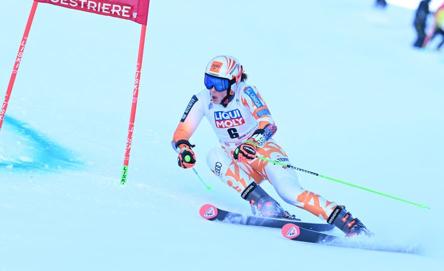 Slovenská lyžiarka Petra Vlhová sa usadila na čele po 1. kole sobotného obrovského slalomu Svetového pohára. 