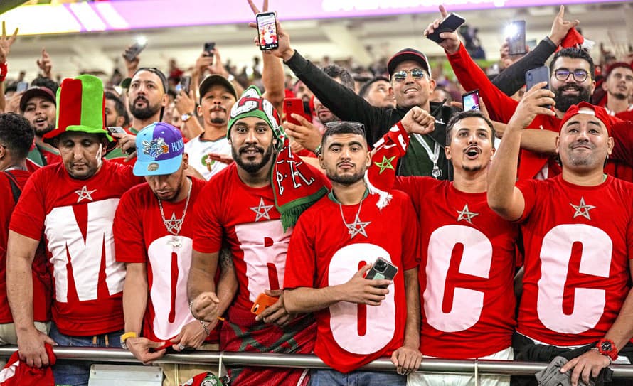 Pred stredajším semifinále futbalových majstrovstiev sveta proti Francúzsku vypraví marocký národný dopravca tridsať špeciálnych letov ...