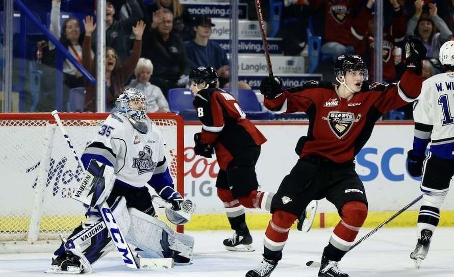 Slovenský hokejista Samuel Honzek (18) prispel v kanadskej juniorskej Western Hockey League (WHL) gólom a dvomi asistenciami k výhre ...