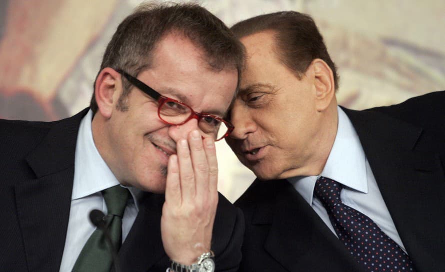 Motivácia ako hrom! Bývalý taliansky premiér Silvio Berlusconi sa snaží motivovať svojich hráčov.
