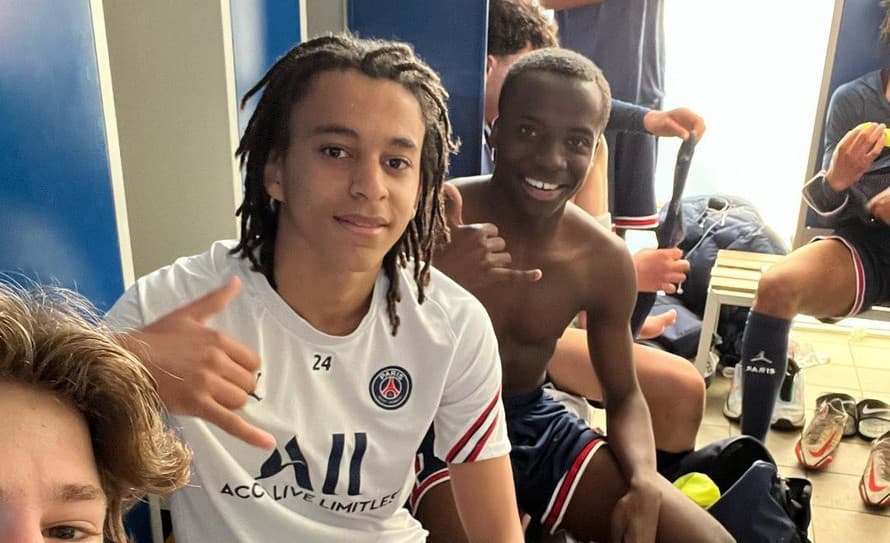 Pätnásťročný brat Kyliana Mbappeho Ethan sa prvýkrát predstavil v A-tíme Paríža Saint-Germain. 