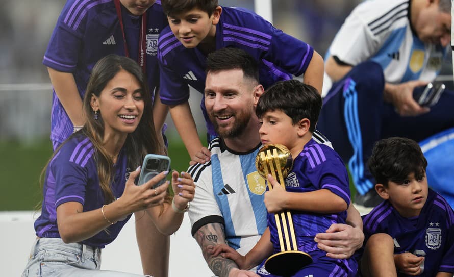 Zaujímavý moment zažil hviezdny argentínsky útočník Lionel Messi (35) v rámci pozápasových oslavách po triumfe na majstrovstvách sveta ...