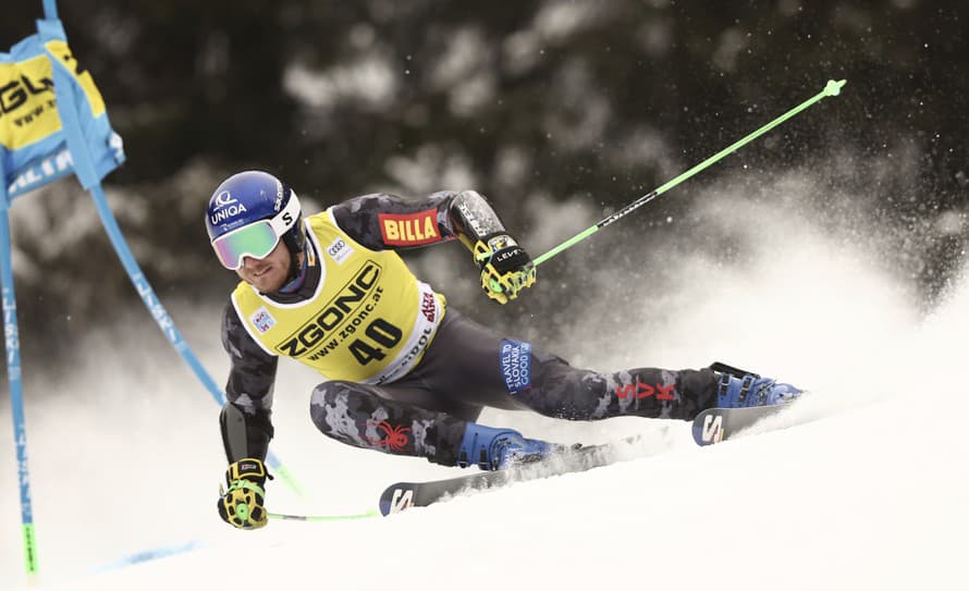 Švajčiarsky lyžiar Marco Odermatt zvíťazil v pondelkovom obrovskom slalome Svetového pohára v talianskej Alta Badii. 