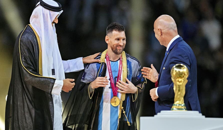 Lionel Messi (35) prežil nepríjemný moment po nedeľňajšom víťazstve Argentíny na majstrovstvách sveta, keď bol zahalený do tenkého čierneho ...