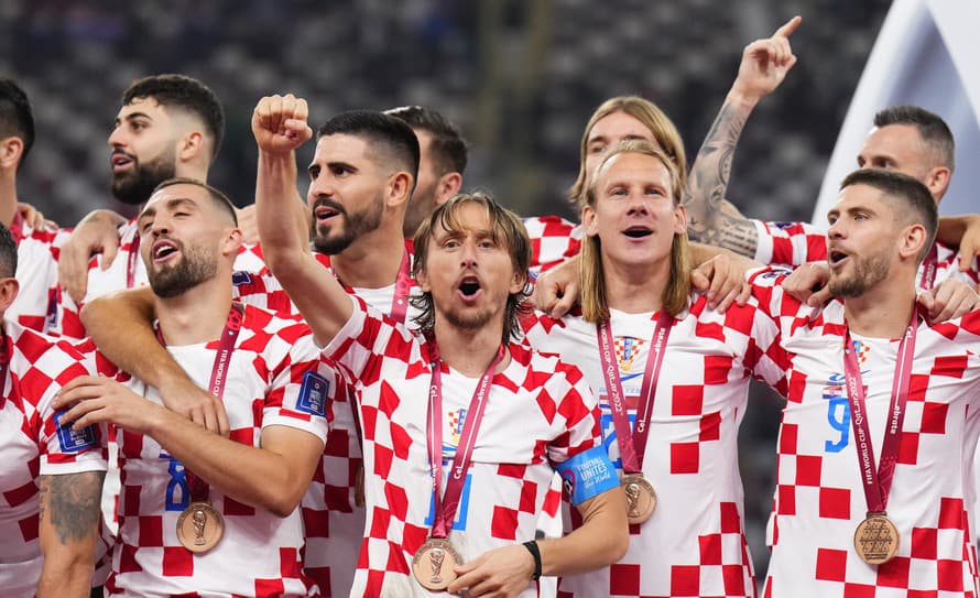 Chorvátski futbalisti oslavovali tretie miesto na svetovom šampionáte v Katare nacionalistickými piesňami a sloganmi.