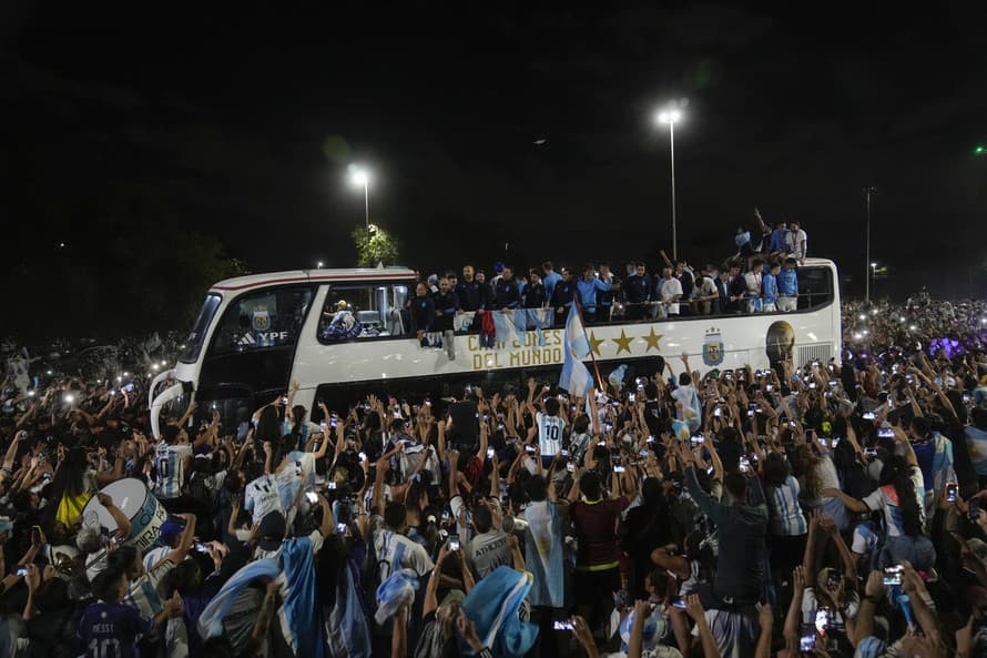 Vítali ich tisícky fanúšikov. Futbalisti Argentíny sa v utorok v skorých ranných hodinách vrátili z úspešných majstrovstiev sveta v Katare. ...
