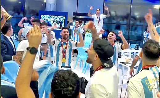Nevedeli, koho a čo skôr objímať a bozkávať! Explózia argentínskej radosti po víťaznej penalte Gonzala Montiela (25) nemala na trávniku ...