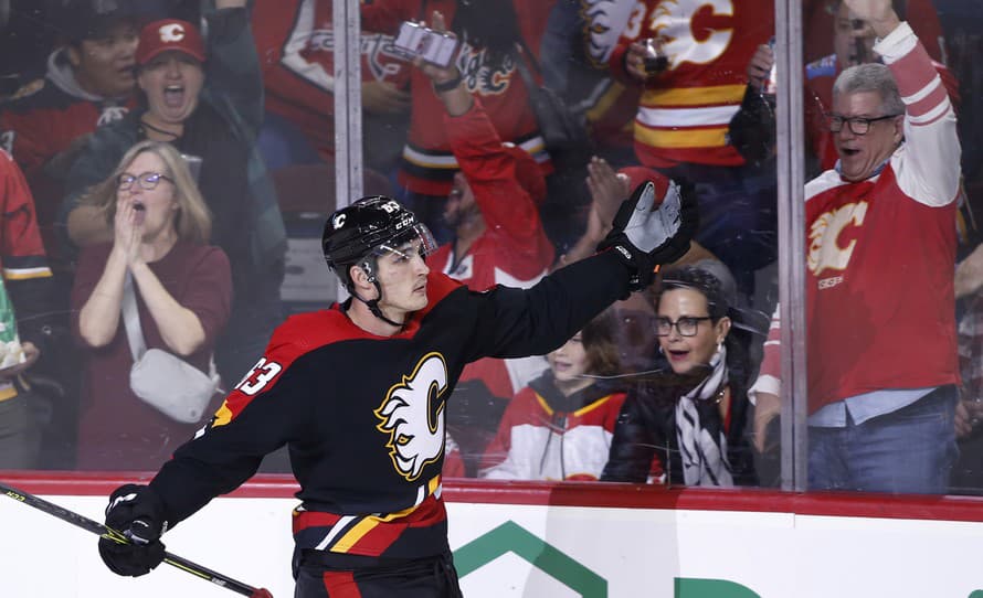 Slovenský hokejista Adam Ružička (23) sa v NHL jednou asistenciou podieľal na víťazstve Calgary na ľade San Jose 7:3. Dvadsaťtriročný ...