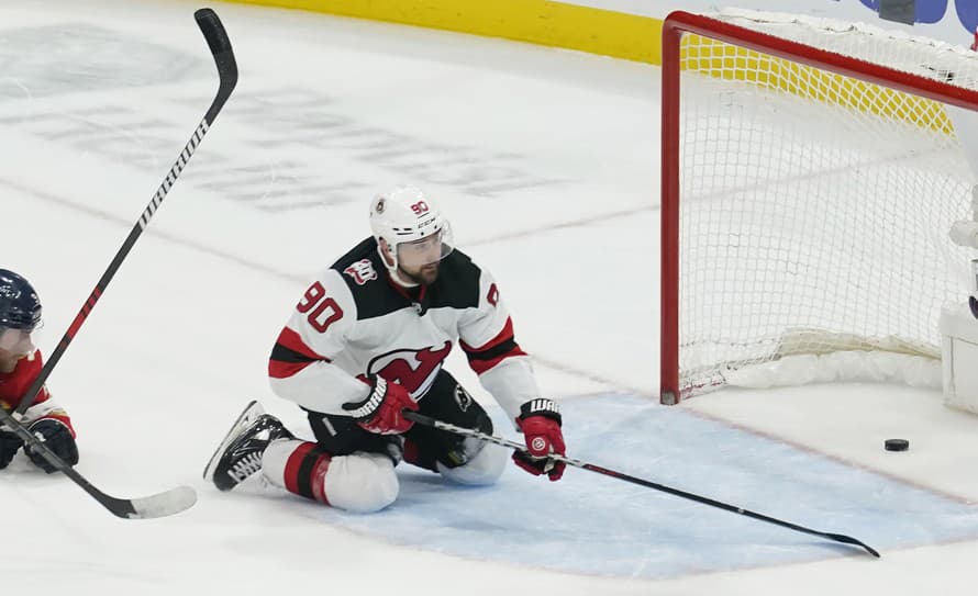 Slovenský hokejista Tomáš Tatar (32) prispel v noci na štvrtok v NHL gólom k víťazstvu New Jersey na ľade Floridy 4:2. Štyridsať sekúnd ...