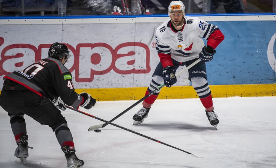 Americký hokejista William Rapuzzi (32) nebude ďalej obliekať dres HC Slovan Bratislava. Úradujúci slovenský majster sa v stredu dohodol ...